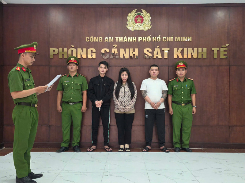 3 bị can gồm Huỳnh Đức Cường (áo trắng), Phan Thành Đạt (áo đen) và Nguyễn Thị Vân. (Ảnh: CACC)