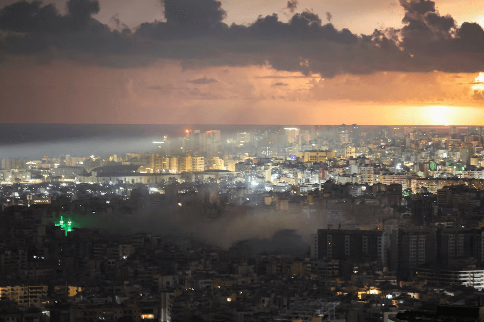 Khói bốc lên từ vùng ngoại ô phía nam Beirut sau cuộc tấn công của Israel. (Ảnh: Reuters)