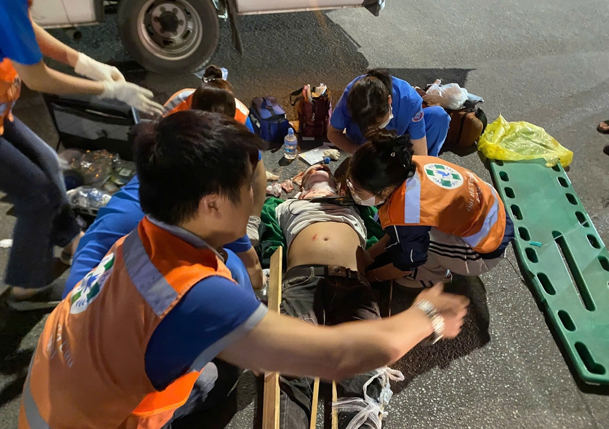 công an hà nội thông tin chính thức vụ xe lexus 350 ủi 6 xe ở trung kính hình ảnh 3 cong an ha noi thong tin chinh thuc vu xe lexus 350 ui 6 xe o trung kinh hinh anh 3