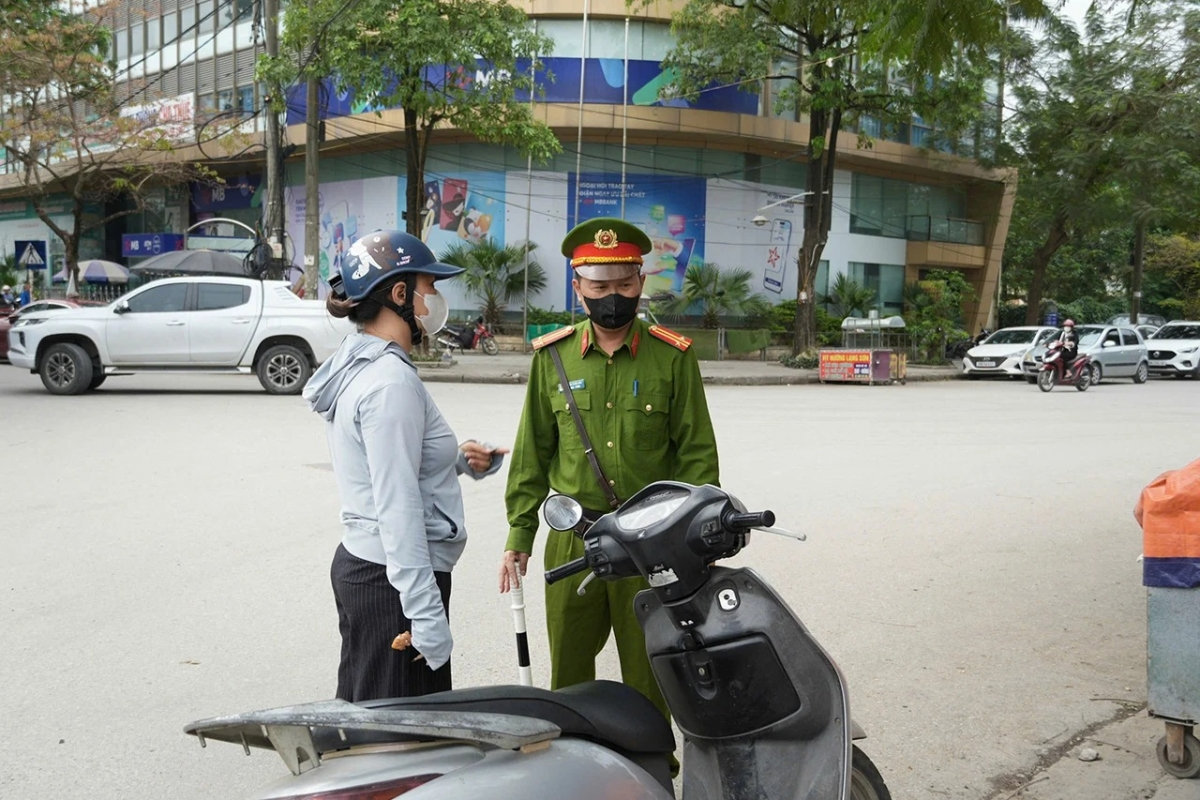 bất chấp chuông báo, vẫn đánh cược mạng sống qua khe hở đường ray hình ảnh 4 bat chap chuong bao, van danh cuoc mang song qua khe ho duong ray hinh anh 4