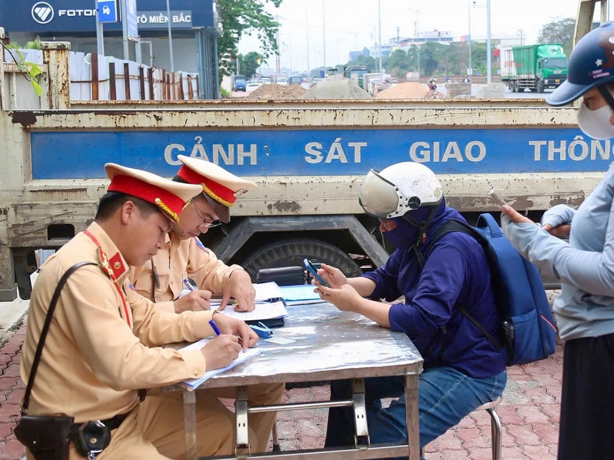 bất chấp chuông báo, vẫn đánh cược mạng sống qua khe hở đường ray hình ảnh 3 bat chap chuong bao, van danh cuoc mang song qua khe ho duong ray hinh anh 3