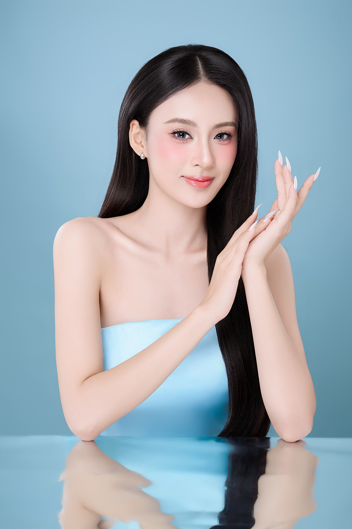 Lê Thảo Linh (SBD 024) được chú ý bởi gương mặt xinh như búp bê. Người đep sinh năm 2005 đến từ Quảng Trị sở hữu ngoại hình nổi bật với chiều cao 1m72, khuôn mặt đẹp, khả ái. Thảo Linh hiện theo học tại Đại học Văn Lang (TP.HCM). Cô từng giành giải Á khôi 1 tại cuộc thi Miss & Mister Văn Lang 2025.