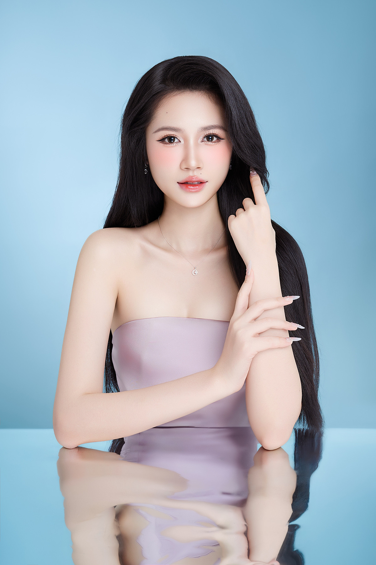 Nguyễn Lan Nhi (SBD 367) sinh năm 2000 là một trong những thí sinh có nền tảng học vấn đáng chú ý tại cuộc thi. Cô tốt nghiệp song bằng của Đại học Troy (Mỹ) và ngành Quản trị Khách sạn & Du lịch, khoa Quốc tế, Đại học Quốc gia Hà Nội. Tại Miss World Vietnam 2025, Lan Nhi duy trì phong độ ổn định khi liên tục góp mặt trong nhiều phần thi phụ như top 5 