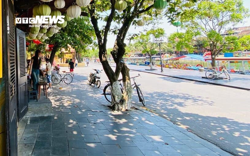 Những quán cà phê sở hữu view nhìn ra sông Hoài, thu hút rất đông khách du lịch, nay vỉa hè cũng 