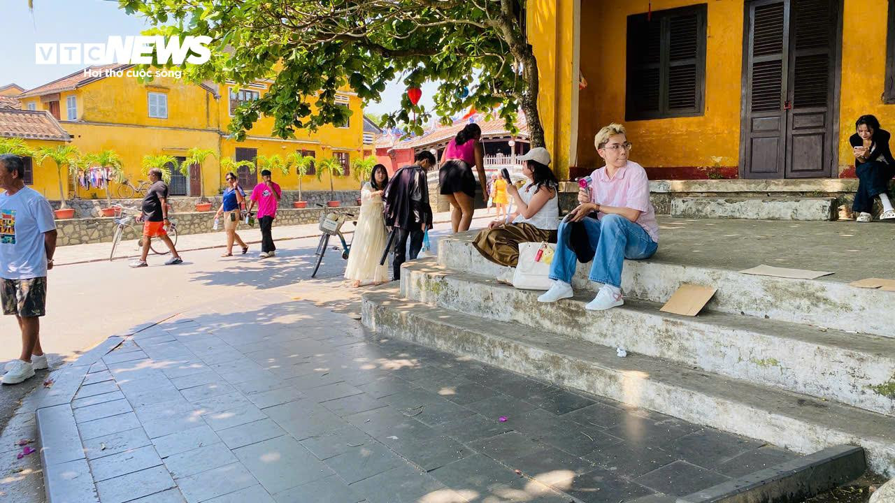 Tại vòng cung Chùa Cầu - khu vực này ngày trước thường xuyên xuất hiện tình trạng lấn chiếm vỉa hè để buôn bán - nay đã được trả lại không gian dành cho người đi bộ.