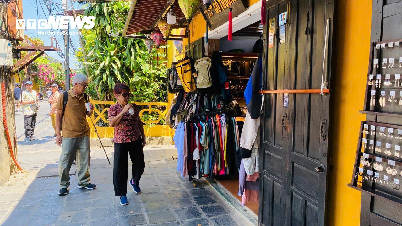 Vỉa hè rộng lối cũng giúp du khách tản bộ tham quan phố cổ thoải mái hơn.