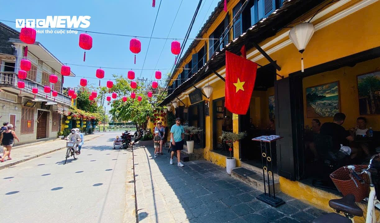 Khi vỉa hè không còn bị chiếm dụng, các tuyến phố ở trung tâm đô thị cổ Hội An cũng trở nên rộng thênh thang.