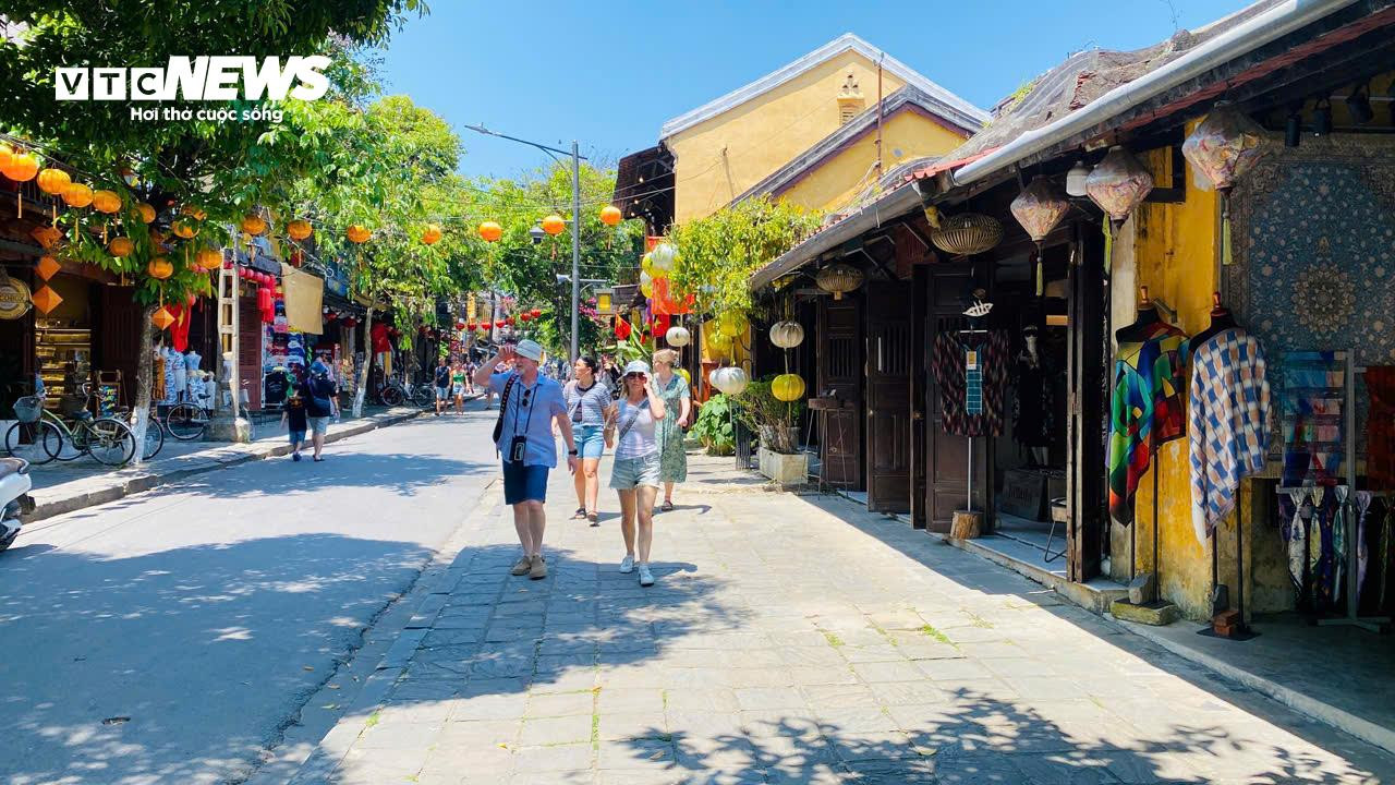 Phát biểu tại lễ phát động ra quân triển khai thực hiện công tác bảo đảm trật tự vỉa hè, vệ sinh môi trường, mỹ quan đô thị trên địa bàn, Chủ tịch UBND TP Đà Nẵng Phạm Đức Ấn chia sẻ: Một đô thị văn minh không chỉ được đánh giá qua hạ tầng hay tốc độ tăng trưởng kinh tế mà còn thể hiện ở ý thức chấp hành pháp luật, tinh thần trách nhiệm cộng đồng và sự tự giác của mỗi người dân. Vì vậy, thành phố đặt mục tiêu tạo 3 chuyển biến quan trọng, gồm: Nâng cao nhận thức, chuyển biến hành động và đổi mới phương thức quản lý.