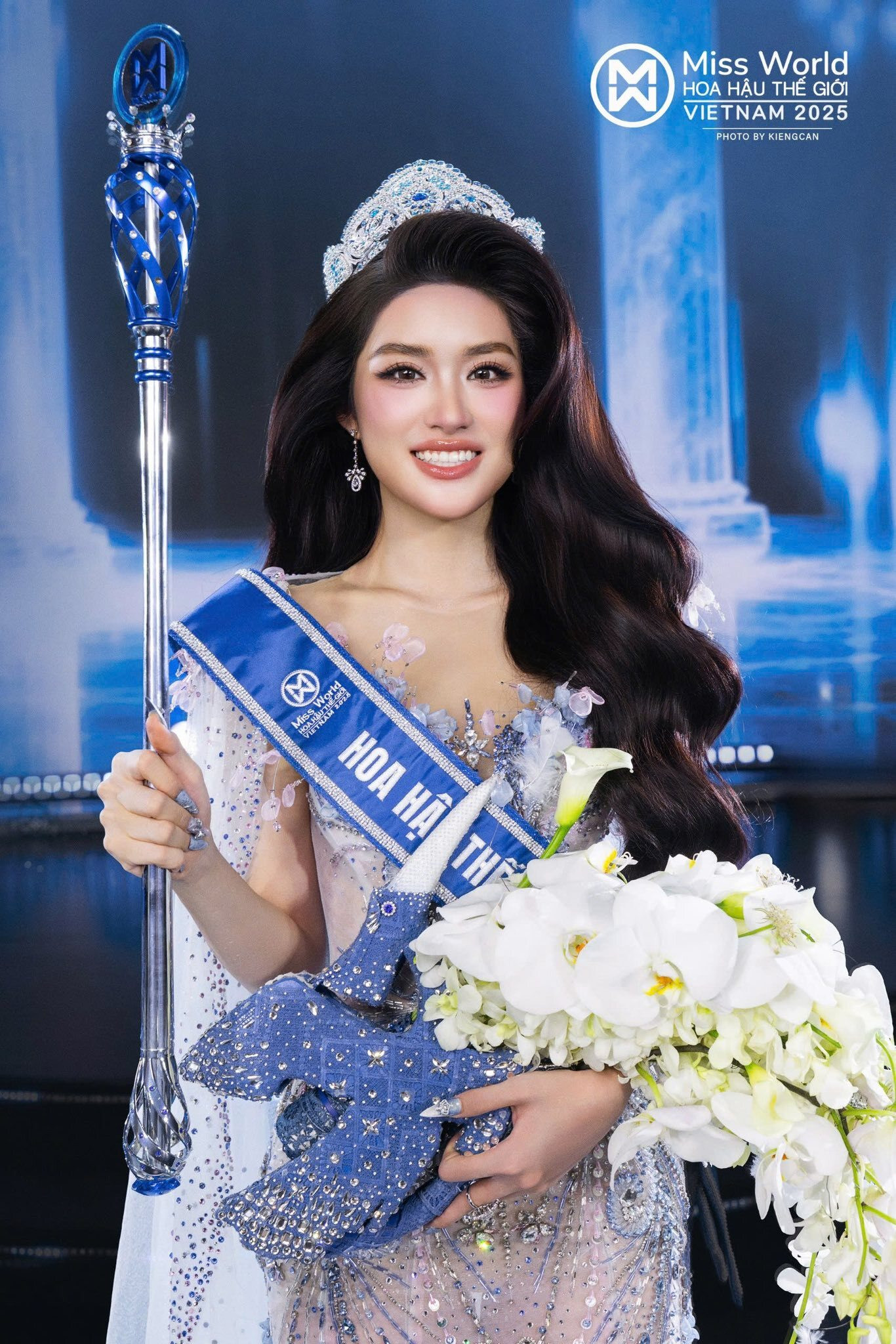 Tân Miss World Vietnam 2025 Phan Phương Oanh gây chú ý khi có học vấn ấn tượng. Cô tốt nghiệp cử nhân chuyên ngành Kinh doanh Quốc tế tại Đại học Kinh tế Quốc dân với GPA 3.63/4.0. Trong quá trình học, người đẹp nhận học bổng khuyến khích học tập ở học kỳ II năm học 2023–2024 và học kỳ I năm học 2024–2025.