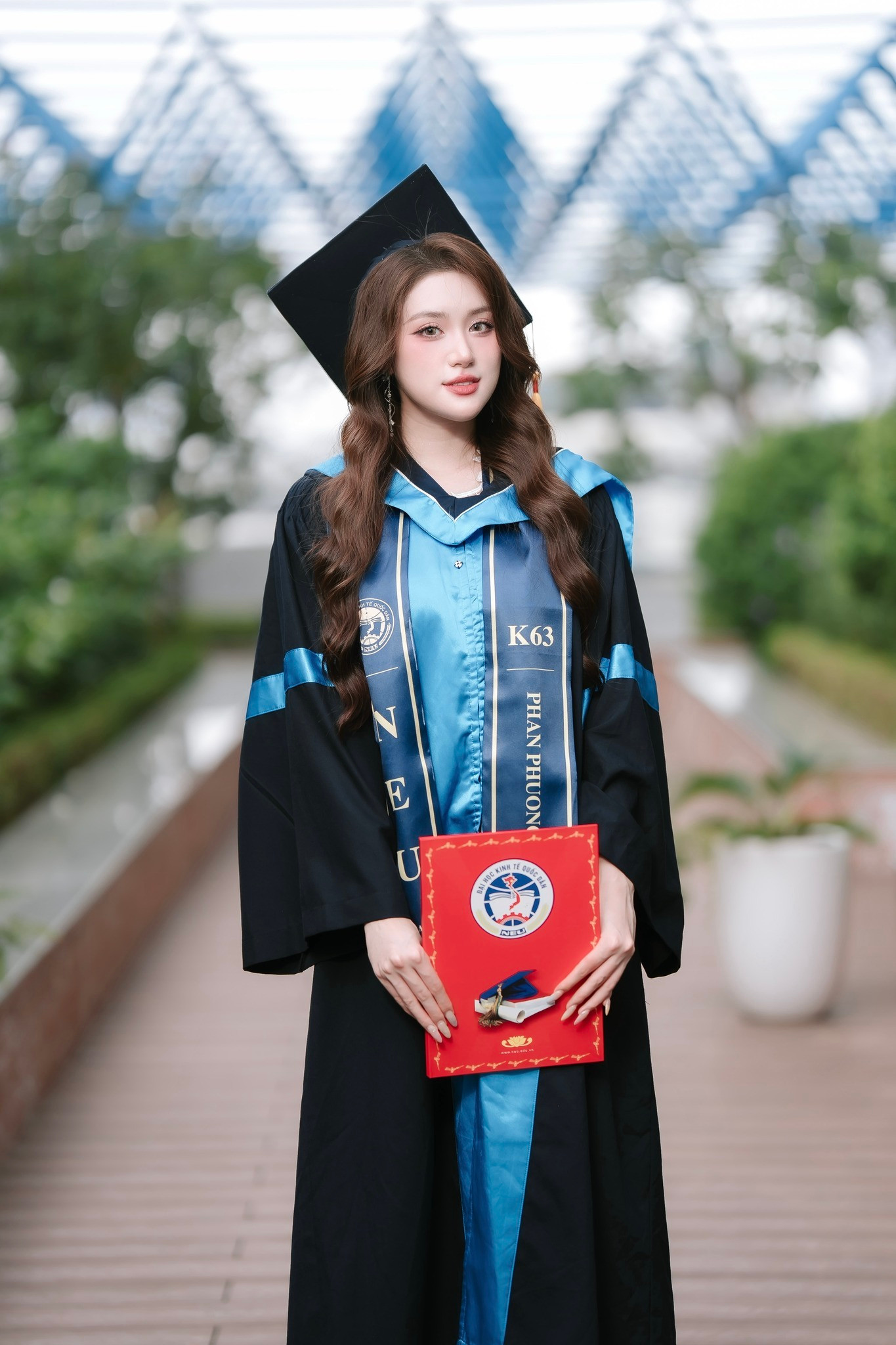 Phương Oanh đạt IELTS 7.5 và có chứng chỉ tiếng Trung HSK 3. Bên cạnh học tập, người đẹp còn tích cực tham gia hoạt động ngoại khóa khi là đại sứ truyền thông của các chương trình sinh viên như Global Volunteer – AIESEC, Bản Lĩnh Marketer, Nghệ Rối… Cô cũng từng là Chủ tịch CLB Phan Đình Phùng Dance Club và cùng đội giành Quán quân High School Best Dance Crew 2020.