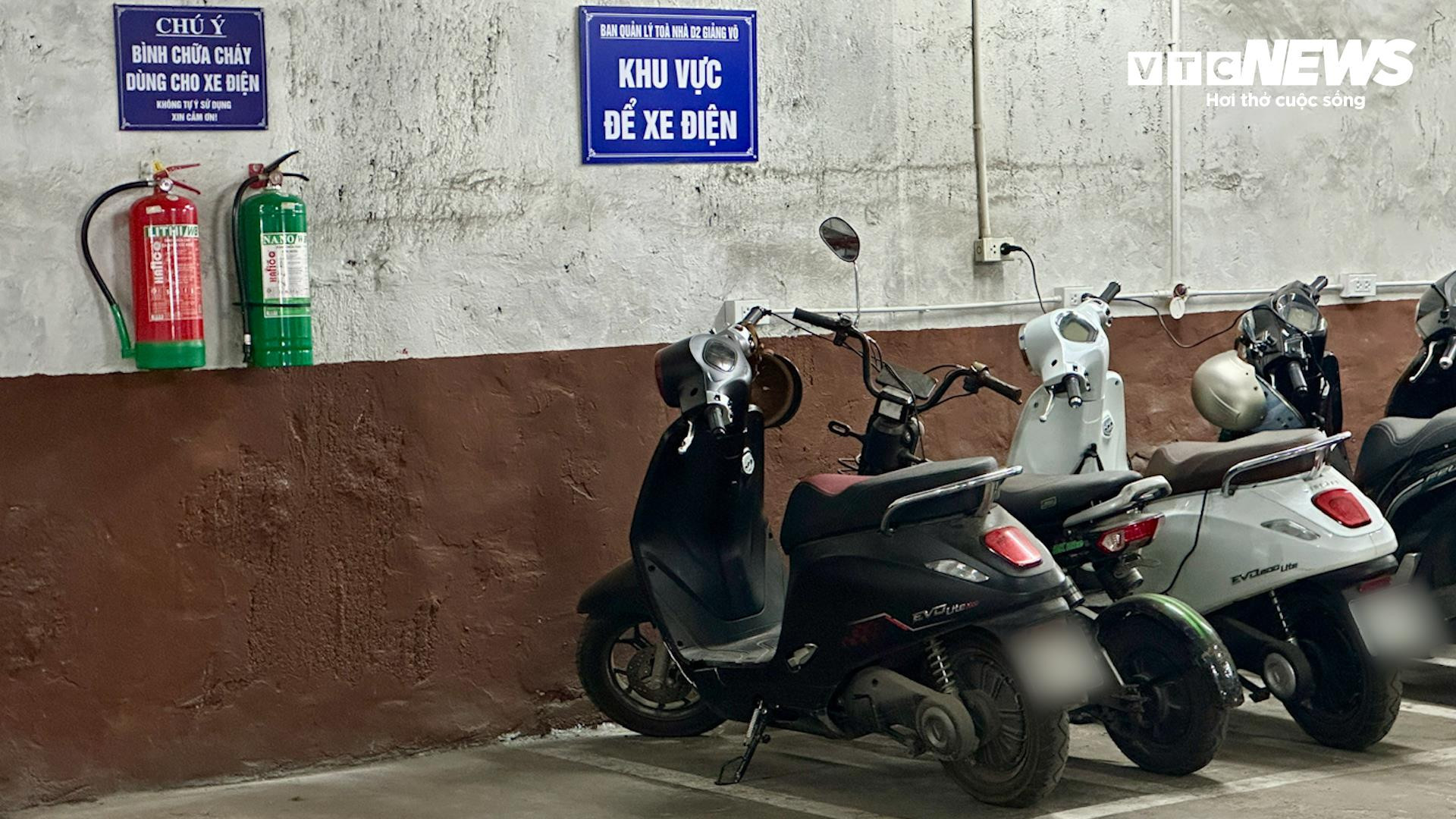Một khu để và sạc xe điện của chung cư cũ với bình chữa cháy được bố trí riêng. (Ảnh: Mạnh Hùng)