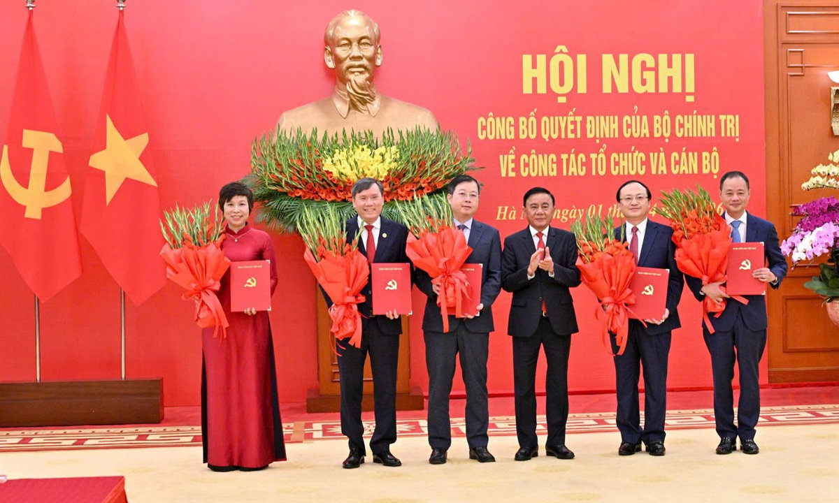 Thường trực Ban Bí thư Trần Cẩm Tú trao Quyết định của Bộ Chính trị về việc chuyển giao 5 cơ quan từ cơ quan trực thuộc Chính phủ sang là đơn vị sự nghiệp của Ban Chấp hành Trung ương Đảng.
