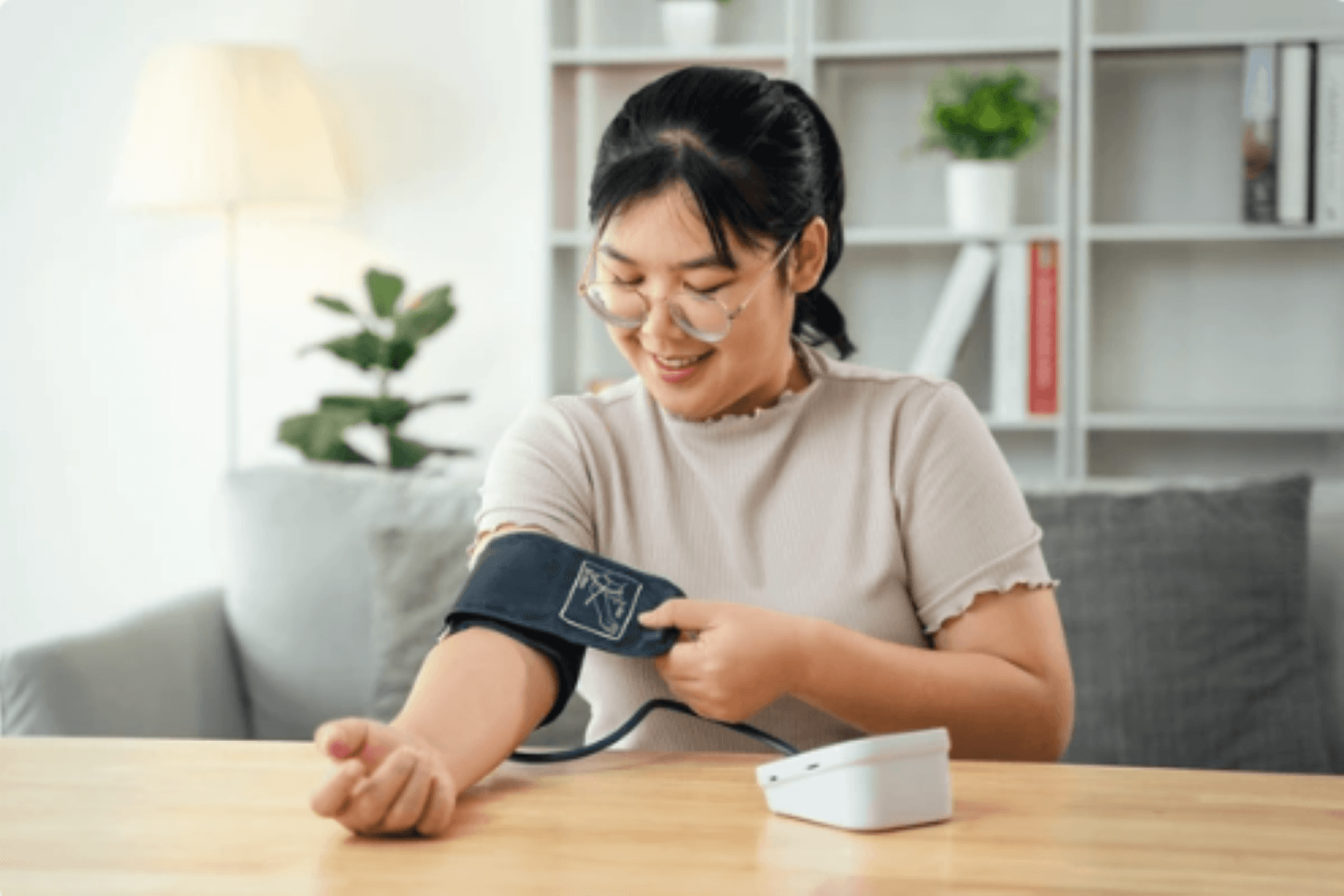 Đi bộ giúp ổn định huyết áp tự nhiên. (Ảnh: Shutterstock)