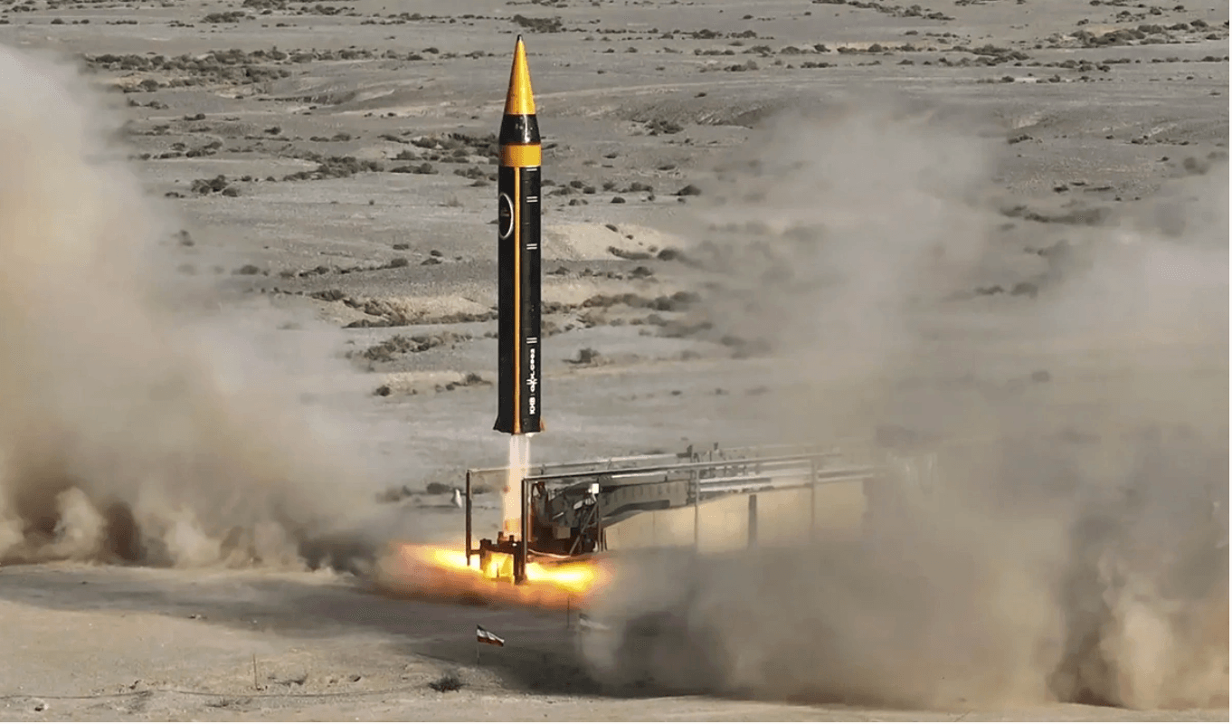 Tên lửa Iran rời bệ phóng trong thử nghiệm vào tháng 5/2023. (Ảnh: AP)