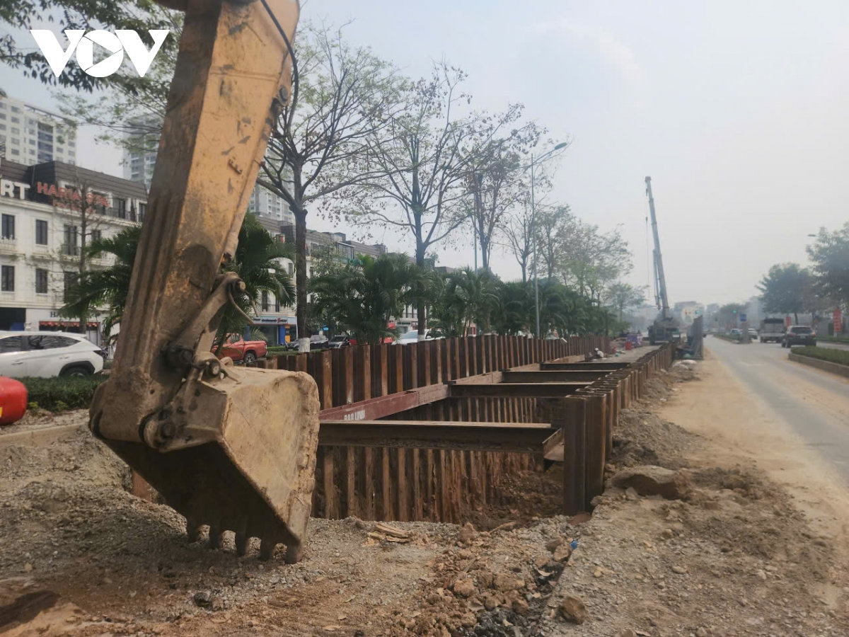 ha noi rao chan hang loat tuyen pho, nguoi dan can luu y lo trinh di chuyen hinh anh 2