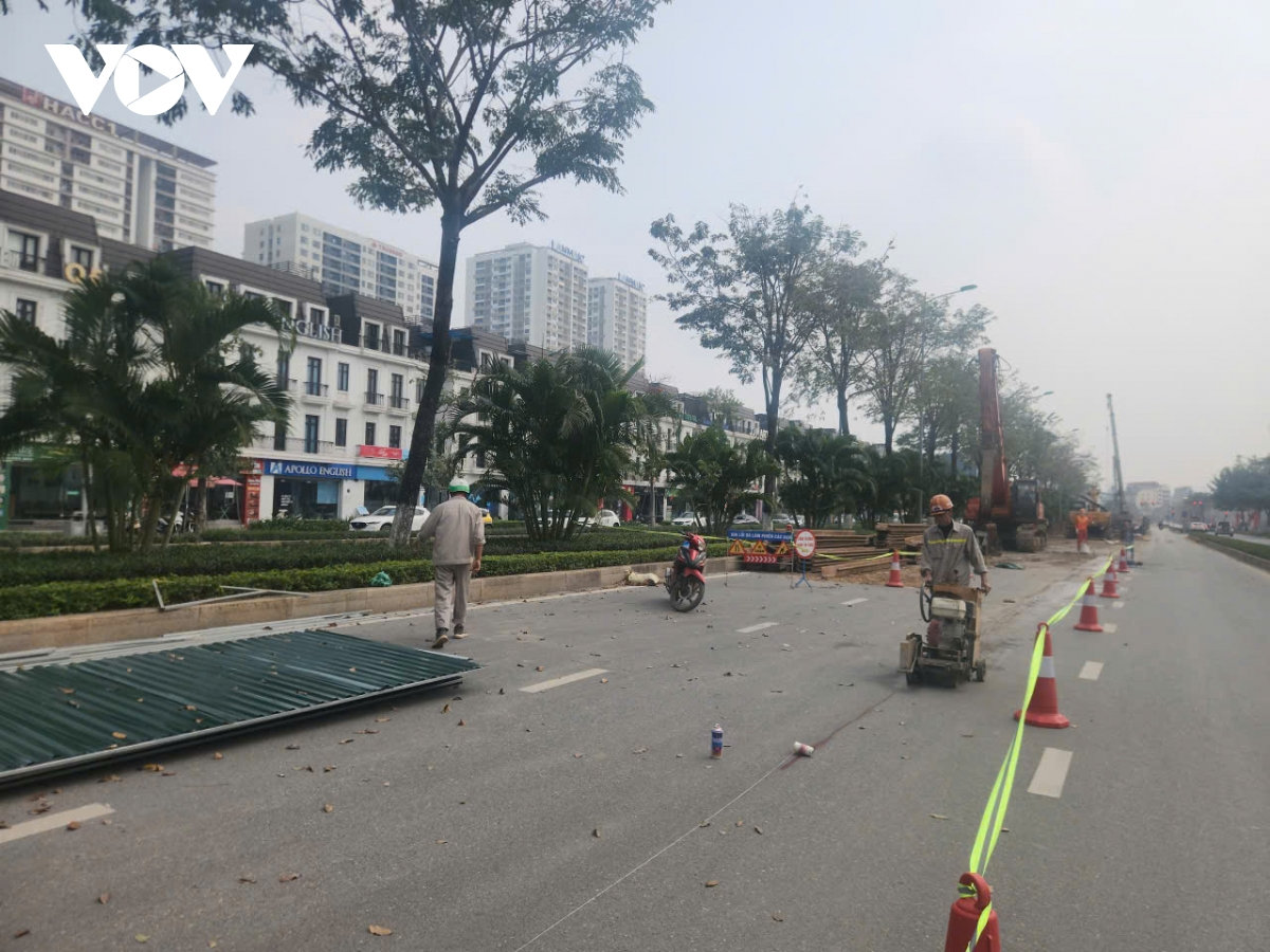 ha noi rao chan hang loat tuyen pho, nguoi dan can luu y lo trinh di chuyen hinh anh 3