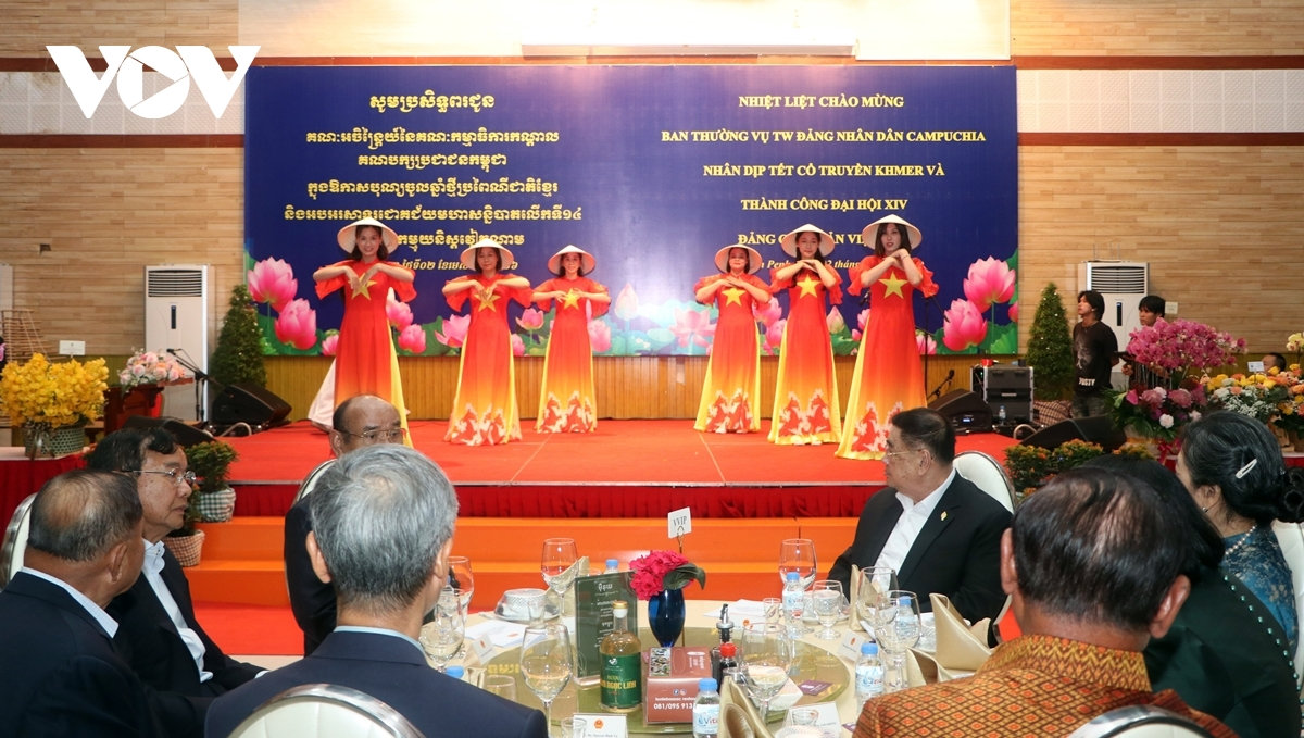 Đầm ấm cuộc gặp hữu nghị việt nam - campuchia hình ảnh 2 Dam am cuoc gap huu nghi viet nam - campuchia hinh anh 2