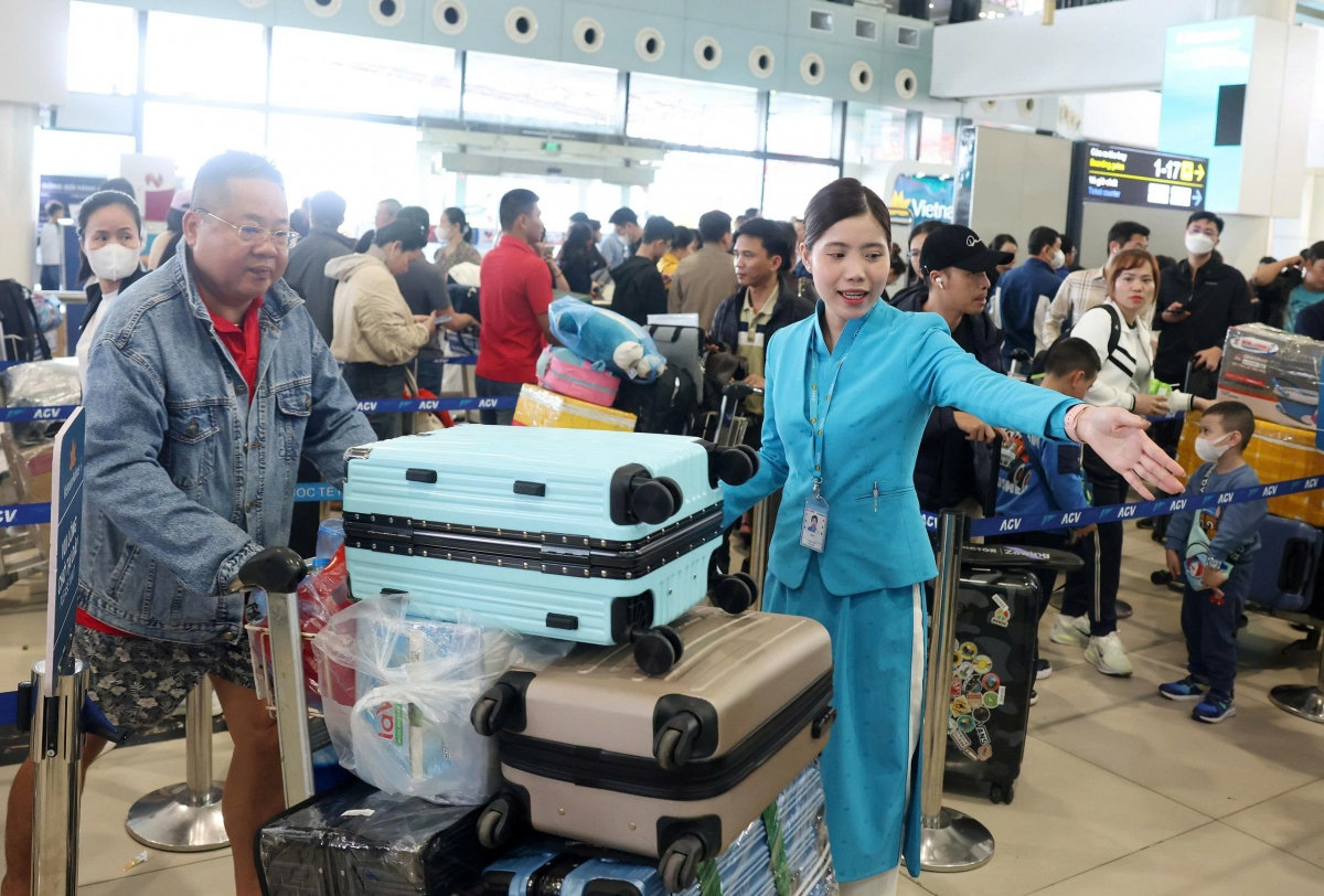 hang khong siet an toan, yeu cau ho tro hanh khach truoc lan song huy chuyen hinh anh 1