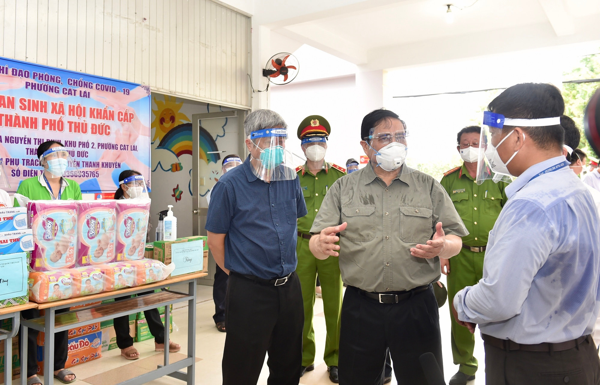 Ngày 26/8/2021, Thủ tướng Phạm Minh Chính thị sát công tác phòng chống dịch, thăm hỏi, động viên người dân trong vùng cách ly phong tỏa, ở TP Thủ Đức, TP.HCM những ngày 