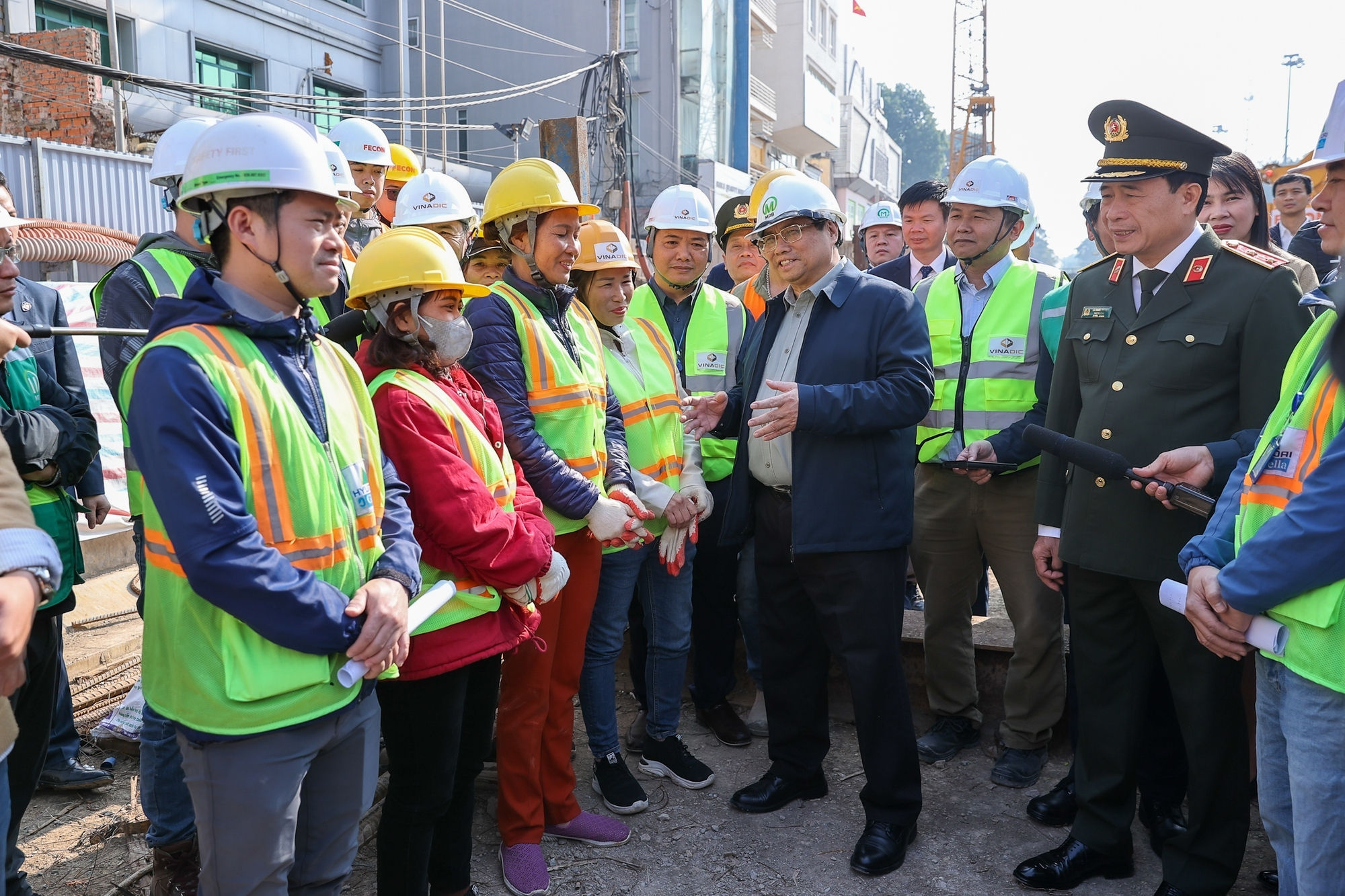Thủ tướng Phạm Minh Chính kiểm tra, đôn đốc, thúc đẩy tiến độ dự án đường bộ cao tốc Đồng Đăng (Lạng Sơn) - Trà Lĩnh (Cao Bằng) và trò chuyện cùng người lao động tại công trường.