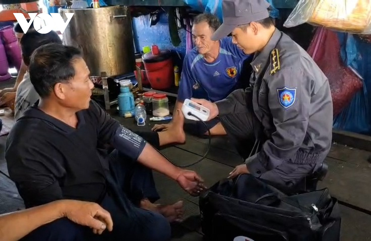tàu kiểm ngư cứu kéo tàu cá cùng 36 ngư dân gặp nạn trên biển đặc khu trường sa hình ảnh 3 tau kiem ngu cuu keo tau ca cung 36 ngu dan gap nan tren bien dac khu truong sa hinh anh 3