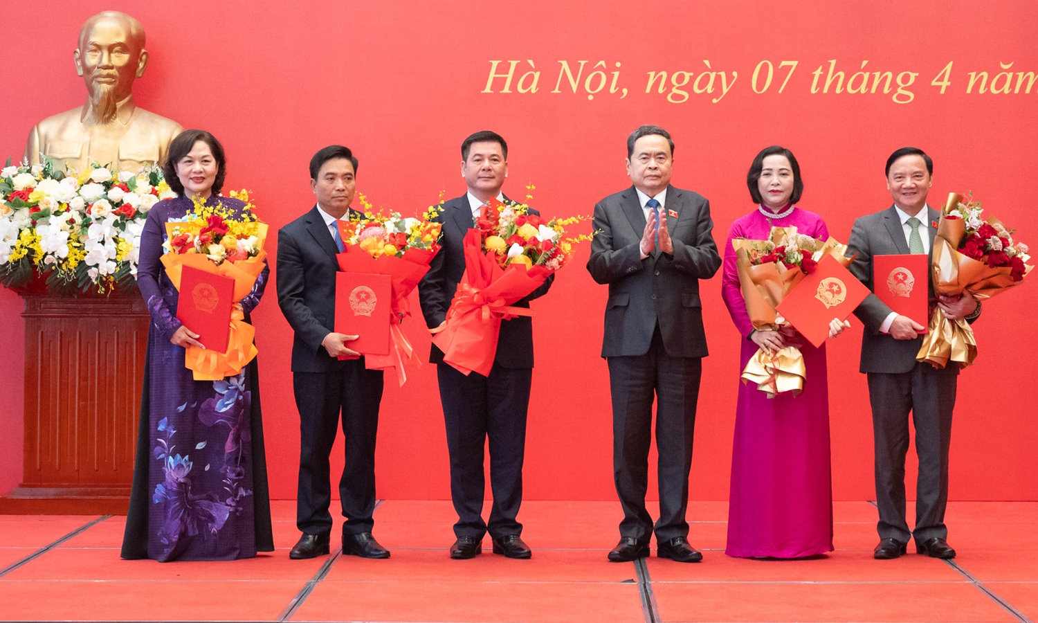 Chủ tịch Quốc hội Trần Thanh Mẫn trao Nghị quyết của Quốc hội bầu Phó Chủ tịch Quốc hội và tặng hoa chúc mừng các Phó Chủ tịch Quốc hội khóa XVI. (Ảnh: Phạm Thắng)