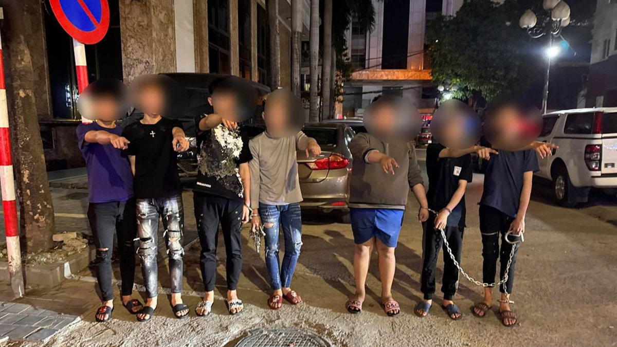 Danh nham nguoi, tien tay cuop tai san, 8 thieu nien bi bat hinh anh 1