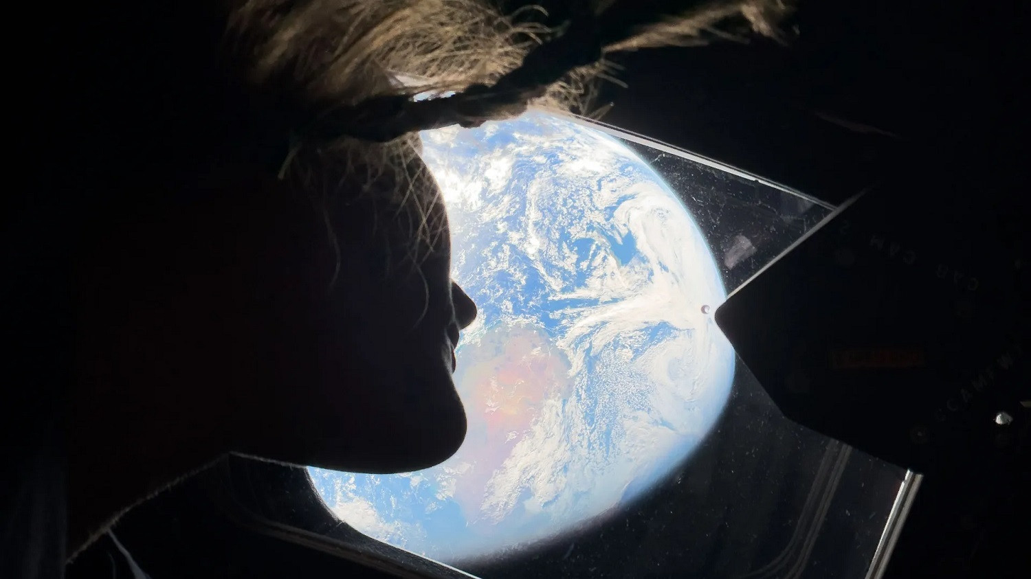 Phi hành gia Christina Koch ngắm nhìn Trái Đất khi tàu vũ trụ Orion hướng về phía Mặt Trăng. (Ảnh: NASA)