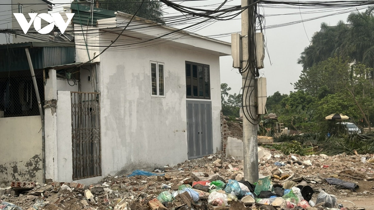 hang loat nha sieu mong, sieu meo moc len tren doan duong vua gpmb o ha noi hinh anh 8