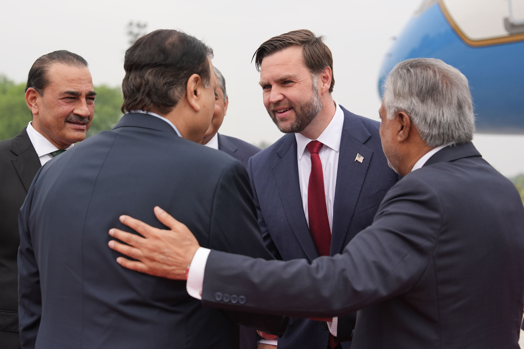 Phó Tổng thống Mỹ JD Vance (giữa) đến Islamabad, Pakistan để hội đàm với các quan chức Iran ngày 11/4.