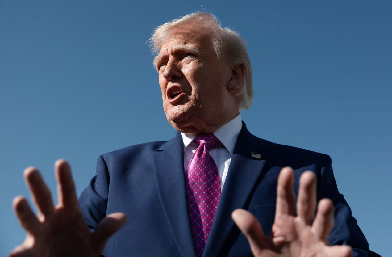 Tổng thống Mỹ Donald Trump trao đổi với báo chí trước khi lên chuyên cơ Air Force One tới bang Virginia, tại căn cứ liên hợp Andrews. (Nguồn: Reuters)