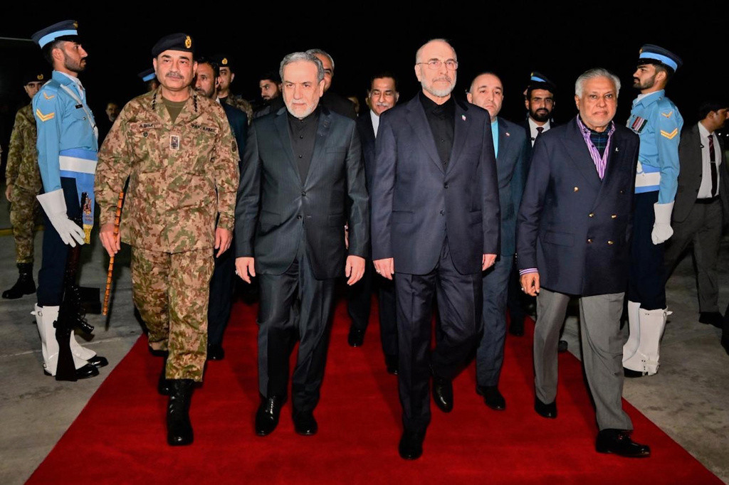 Chủ tịch Quốc hội Iran Mohammad Bagher Qalibaf (giữa, bên phải) và Ngoại trưởng Iran Abbas Araghchi (giữa, bên trái) đến căn cứ không quân Nur Khan ở Rawalpindi, Pakistan, ngày 11/4/2026. (Ảnh: Bộ Ngoại giao Pakistan qua AP)