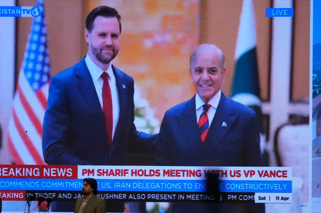 Đài truyền hình quốc gia Pakistan phát sóng hình ảnh Phó Tổng thống Mỹ JD Vance gặp Thủ tướng Pakistan Shehbaz Sharif, tại Islamabad, Pakistan, ngày 11/4/2026. (Ảnh: AP/Anjum Naveed)