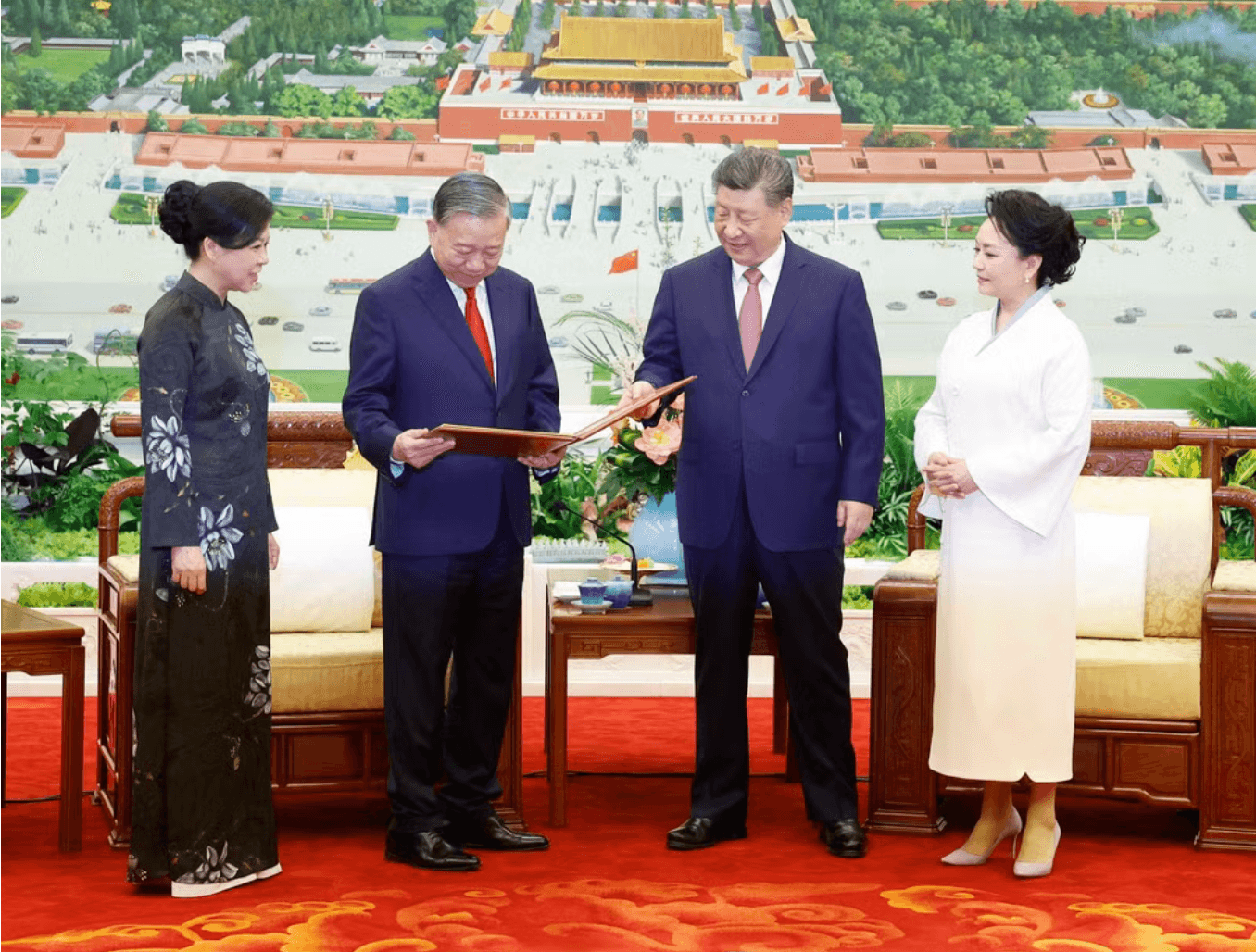 Tổng Bí thư, Chủ tịch nước Trung Quốc Tập Cận Bình và Phu nhân tặng album ảnh cho Tổng Bí thư, Chủ tịch nước Tô Lâm và Phu nhân. (Ảnh: TTXVN)