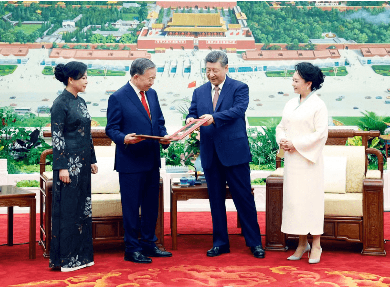 Tổng Bí thư, Chủ tịch nước Trung Quốc Tập Cận Bình và Phu nhân tặng album ảnh cho Tổng Bí thư, Chủ tịch nước Tô Lâm và Phu nhân. (Ảnh: TTXVN)