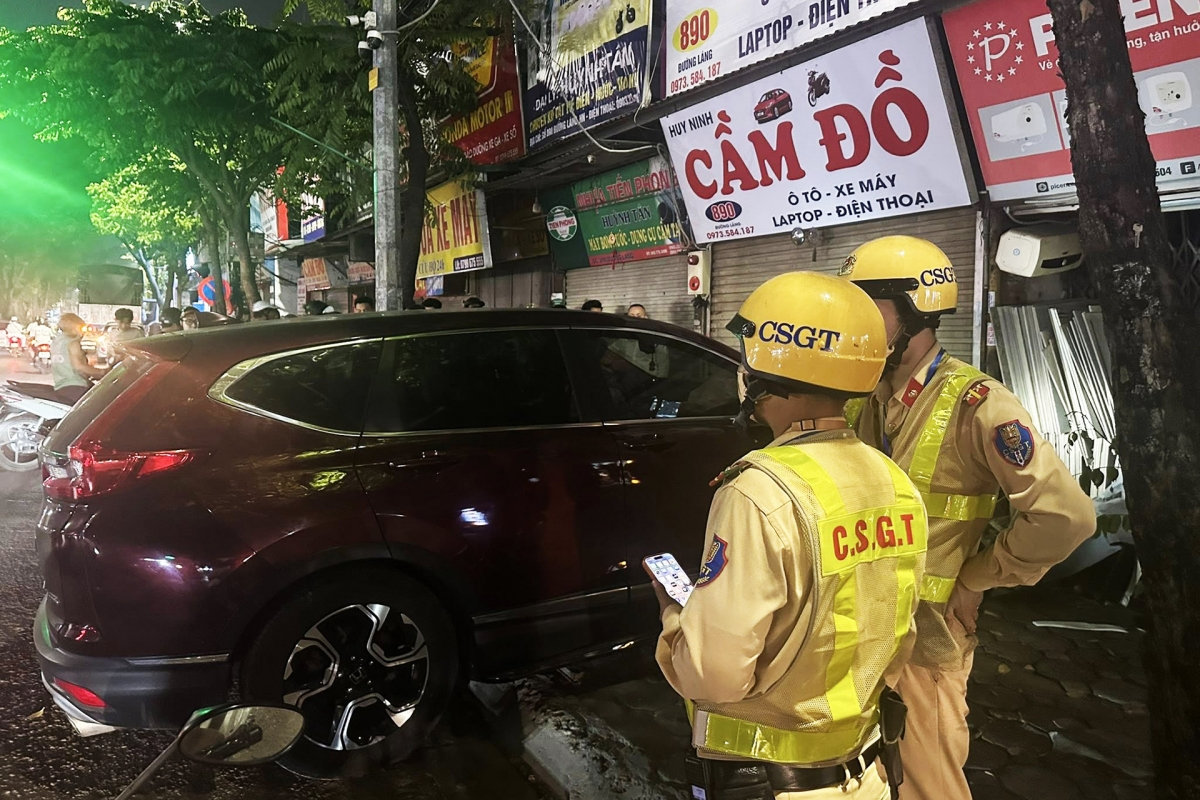 tài xế vi phạm nồng độ cồn kịch khung , lái ô tô đâm vào hàng cầm đồ ở hà nội hình ảnh 1 tai xe vi pham nong do con kich khung , lai o to dam vao hang cam do o ha noi hinh anh 1