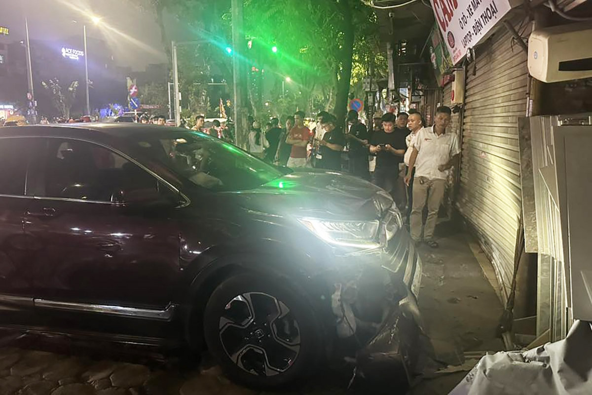 tài xế vi phạm nồng độ cồn kịch khung , lái ô tô đâm vào hàng cầm đồ ở hà nội hình ảnh 2 tai xe vi pham nong do con kich khung , lai o to dam vao hang cam do o ha noi hinh anh 2