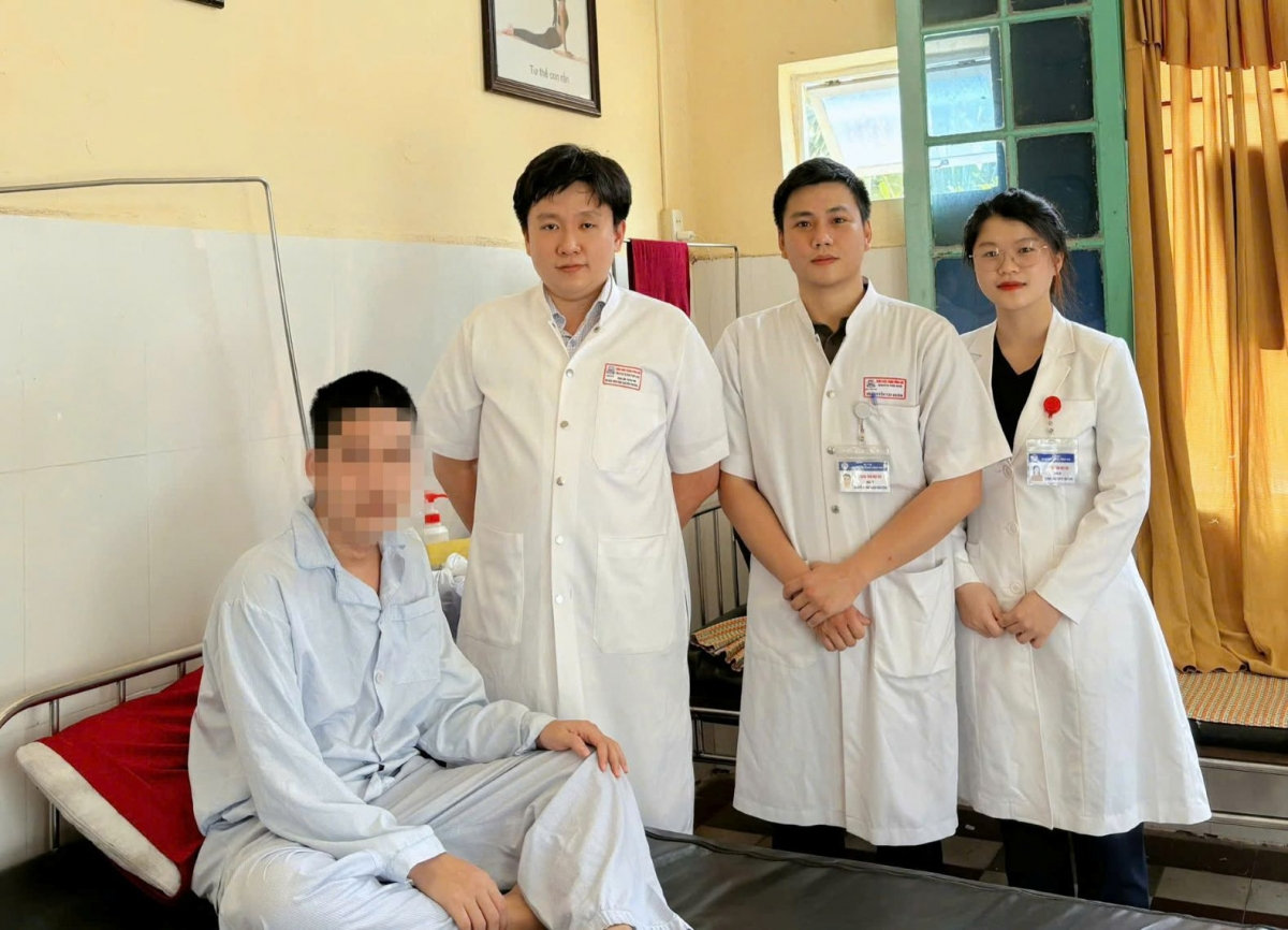 cứu bệnh nhân nuốt cùng lúc 3 bàn chải đánh răng dài gần 20cm hình ảnh 2 cuu benh nhan nuot cung luc 3 ban chai danh rang dai gan 20cm hinh anh 2