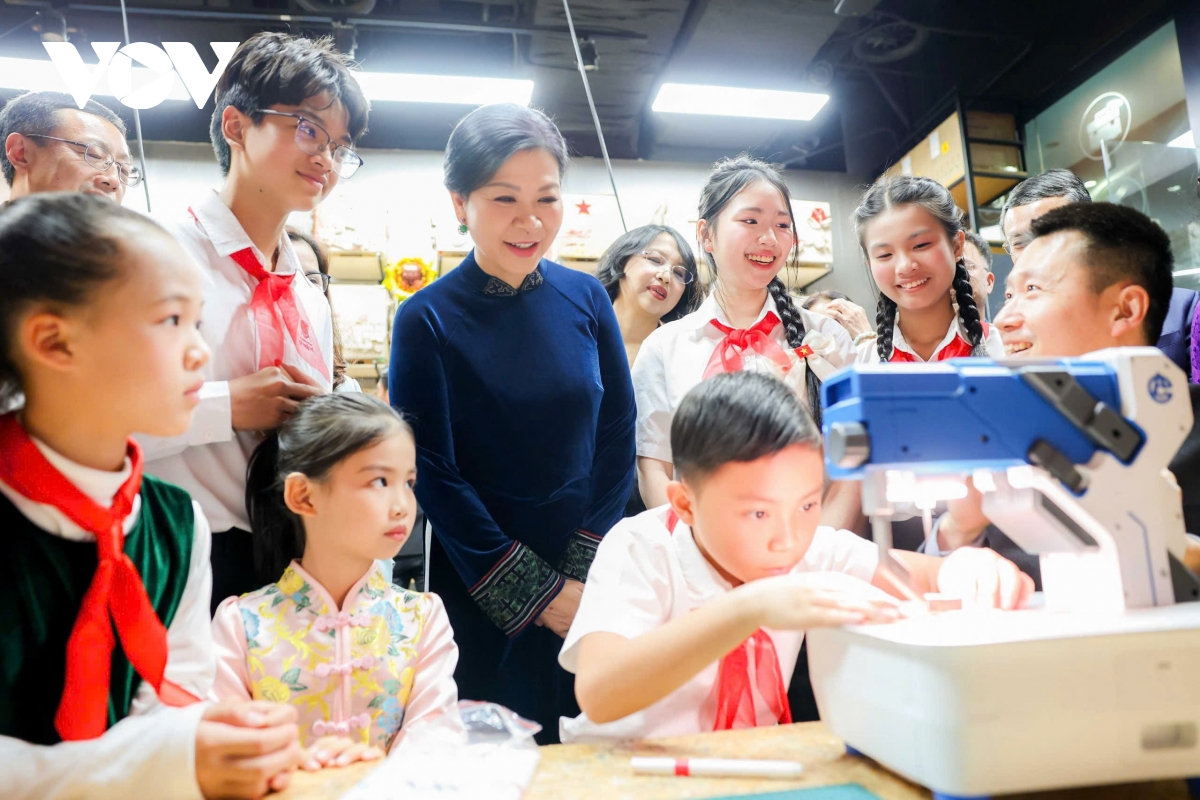 phu nhân ngô phương ly thăm trung tâm tống khánh linh tại bắc kinh, trung quốc hình ảnh 1 phu nhan ngo phuong ly tham trung tam tong khanh linh tai bac kinh, trung quoc hinh anh 1