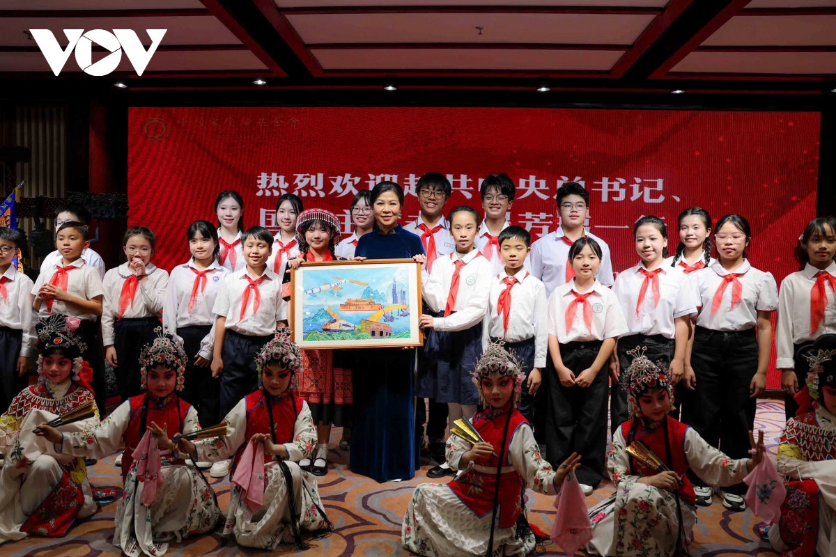 phu nhân ngô phương ly thăm trung tâm tống khánh linh tại bắc kinh, trung quốc hình ảnh 4 phu nhan ngo phuong ly tham trung tam tong khanh linh tai bac kinh, trung quoc hinh anh 4