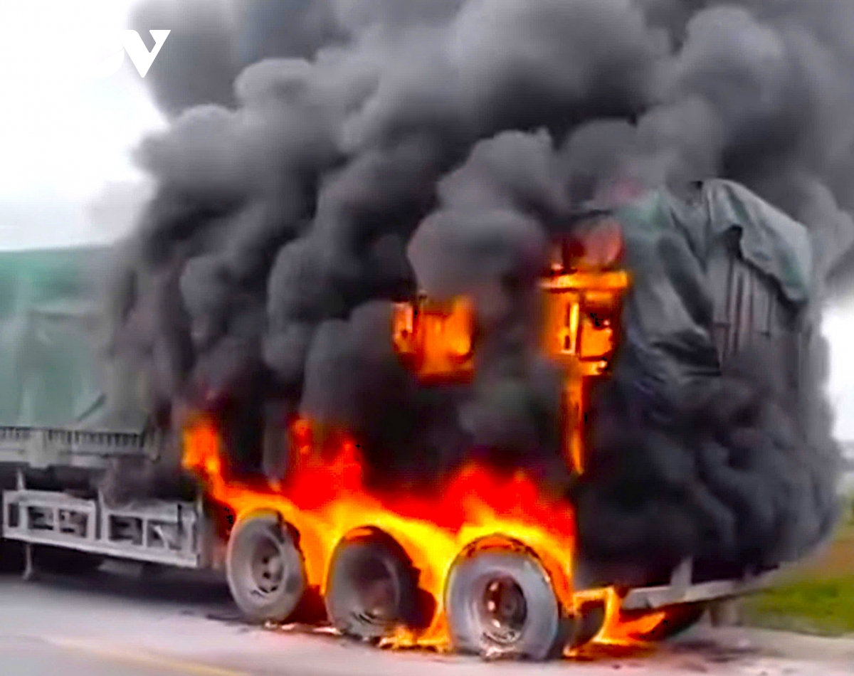 xe đầu kéo bốc cháy dữ dội trên đường ven biển nghệ an hình ảnh 1 xe dau keo boc chay du doi tren duong ven bien nghe an hinh anh 1