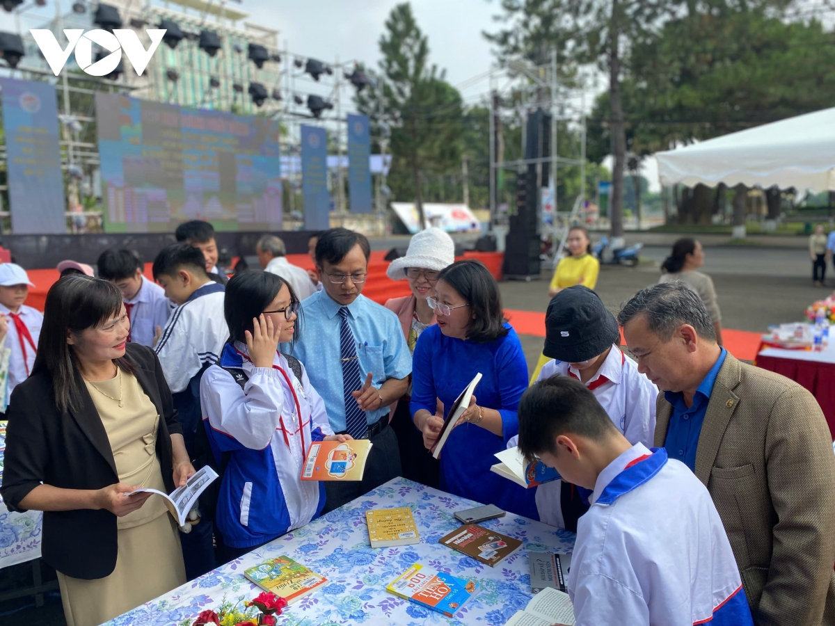 hưởng ứng ngày sách và văn hóa đọc việt nam lần thứ v tại gia lai hình ảnh 1 huong ung ngay sach va van hoa doc viet nam lan thu v tai gia lai hinh anh 1