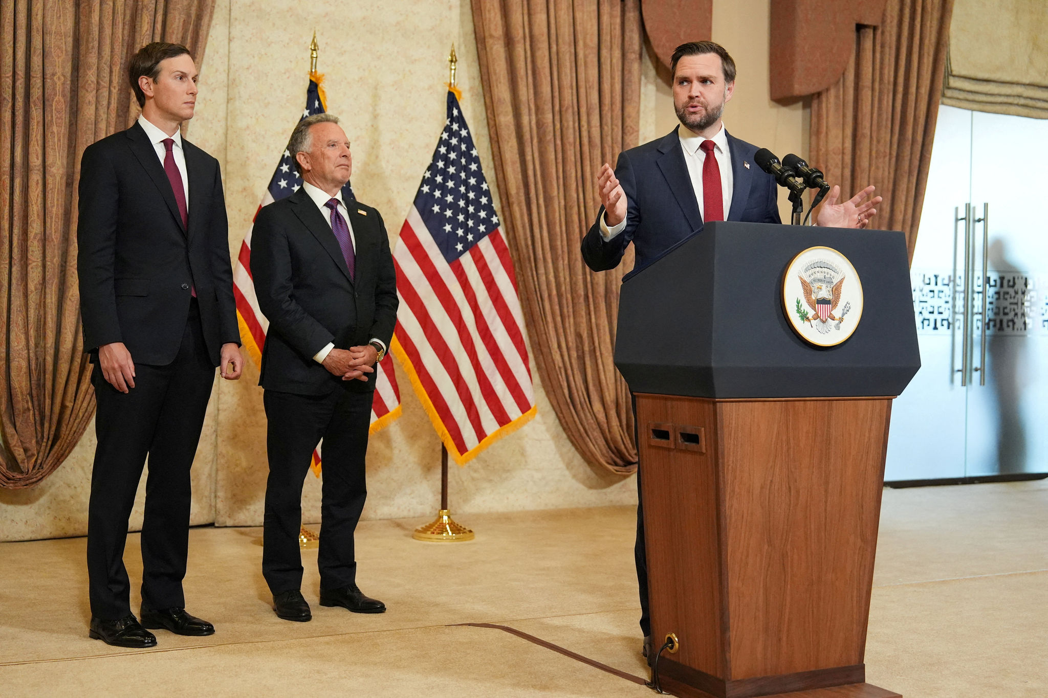 Phó Tổng thống Mỹ JD Vance phát biểu họp báo sau cuộc gặp đại diện Pakistan và Iran tại Islamabad ngày 12/4/2026, cùng ông Jared Kushner (trái) và đặc phái viên Steve Witkoff. (Ảnh: Reuters)