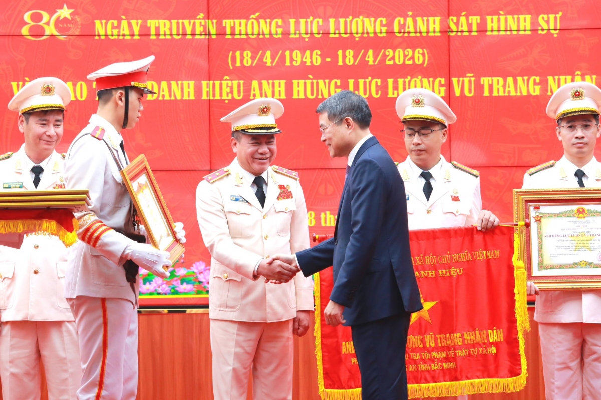 giám đốc công an hà nội được phong danh hiệu anh hùng lực lượng vũ trang nhân dân hình ảnh 1 giam doc cong an ha noi duoc phong danh hieu anh hung luc luong vu trang nhan dan hinh anh 1
