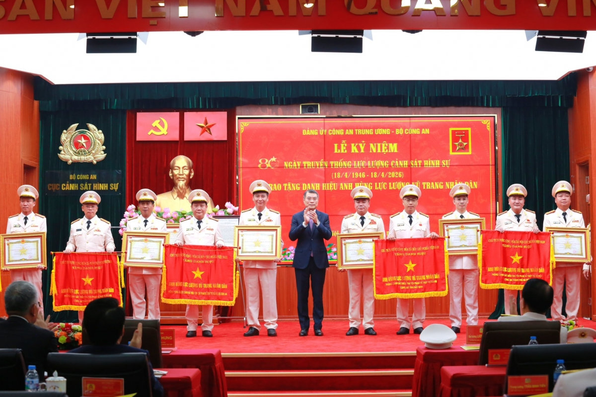 giám đốc công an hà nội được phong danh hiệu anh hùng lực lượng vũ trang nhân dân hình ảnh 2 giam doc cong an ha noi duoc phong danh hieu anh hung luc luong vu trang nhan dan hinh anh 2