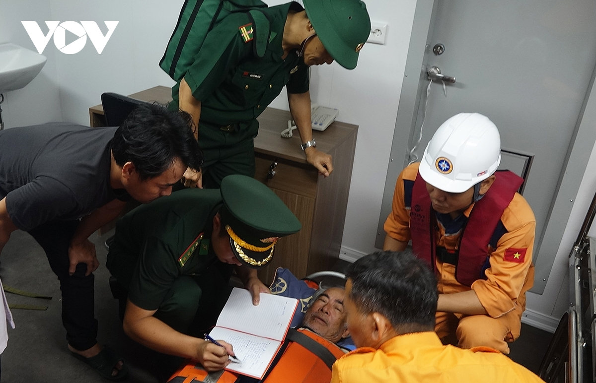 cấp cứu kịp thời ngư dân bị đột quỵ ở vùng biển hoàng sa, thành phố Đà nẵng hình ảnh 2 cap cuu kip thoi ngu dan bi dot quy o vung bien hoang sa, thanh pho Da nang hinh anh 2