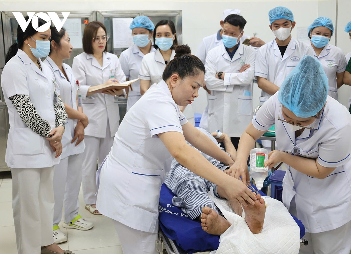 chuyên gia cao cấp về miền núi tập huấn cấp cứu ngừng tuần hoàn cho y tế cơ sở hình ảnh 2 chuyen gia cao cap ve mien nui tap huan cap cuu ngung tuan hoan cho y te co so hinh anh 2