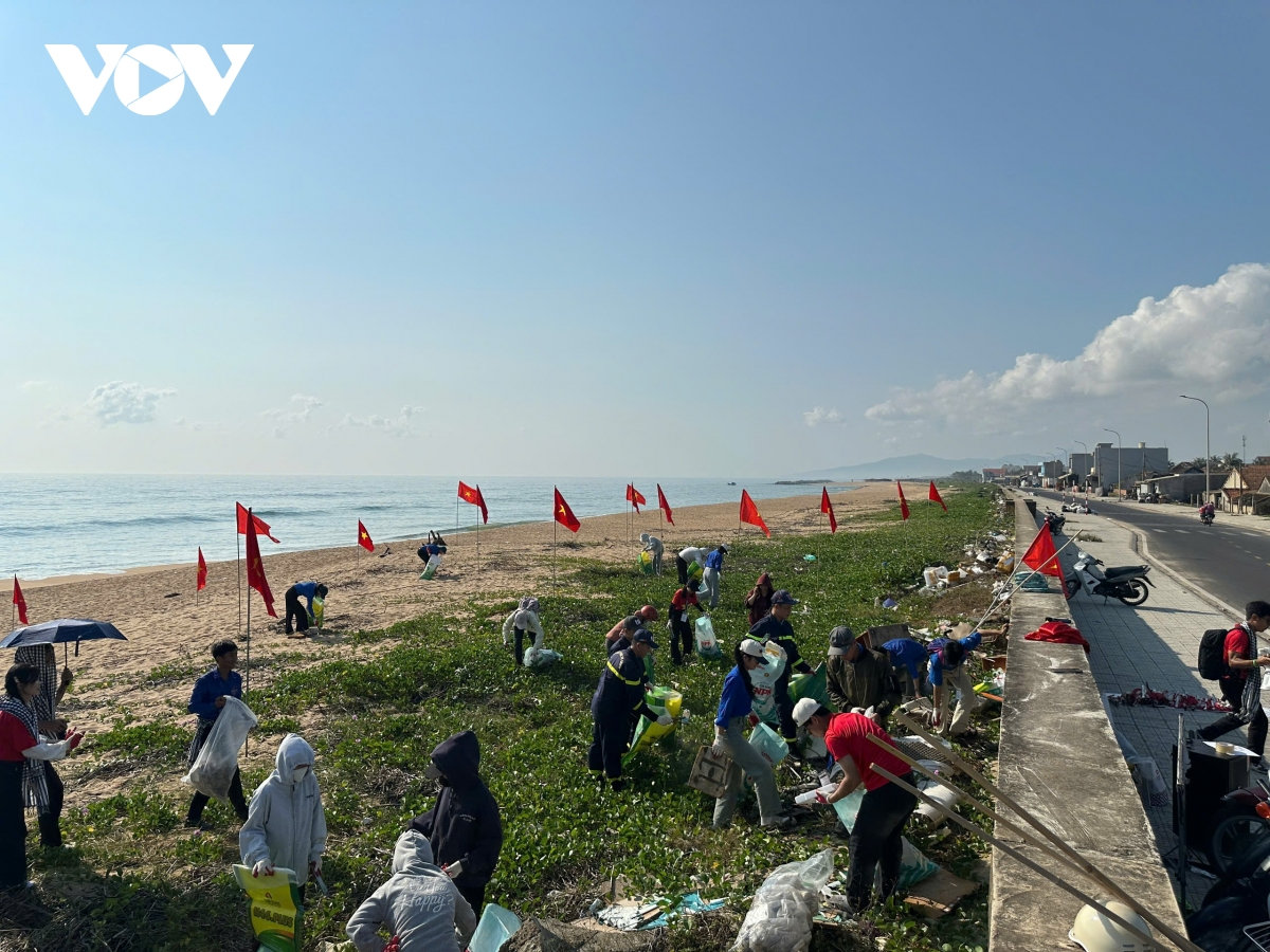 Đắk lắk làm sạch bãi biển hưởng ứng earth day việt nam 2026 hình ảnh 2 Dak lak lam sach bai bien huong ung earth day viet nam 2026 hinh anh 2