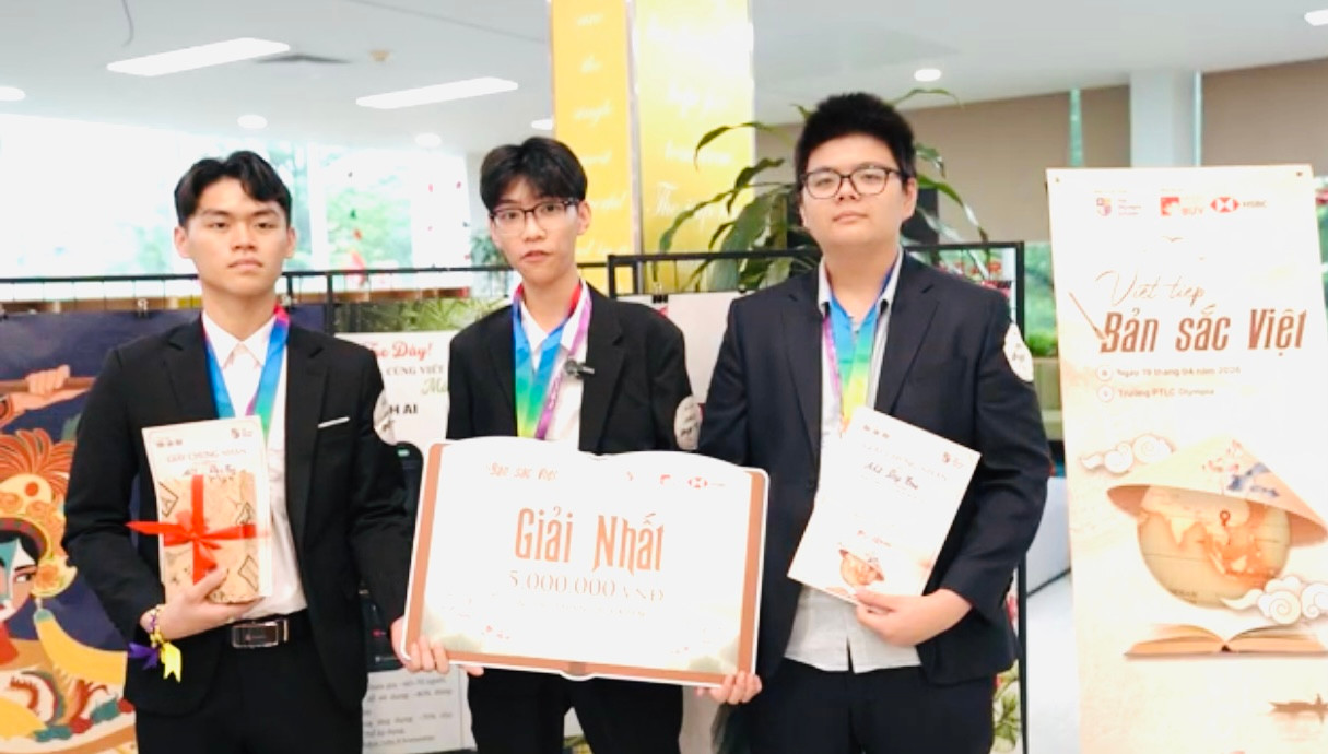 Ba chàng trai Đội Đẹp Tri giành giải Nhất Bảng A (Khối 6, 7 & 8) cuộc thi