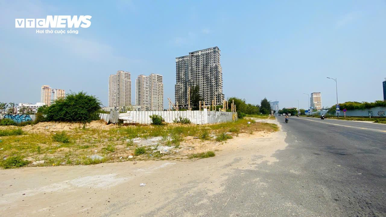 Tổ hợp du lịch và giải trí có số vốn đầu tư lên đến 11.000 tỷ đồng này được xây dựng trên diện tích khoảng 31 hecta nằm trên tuyến đường ven biển (thuộc phường Ngũ Hành Sơn, TP Đà Nẵng), từng được kỳ vọng trở thành tổ hợp giải trí hàng đầu Đông Nam Á.